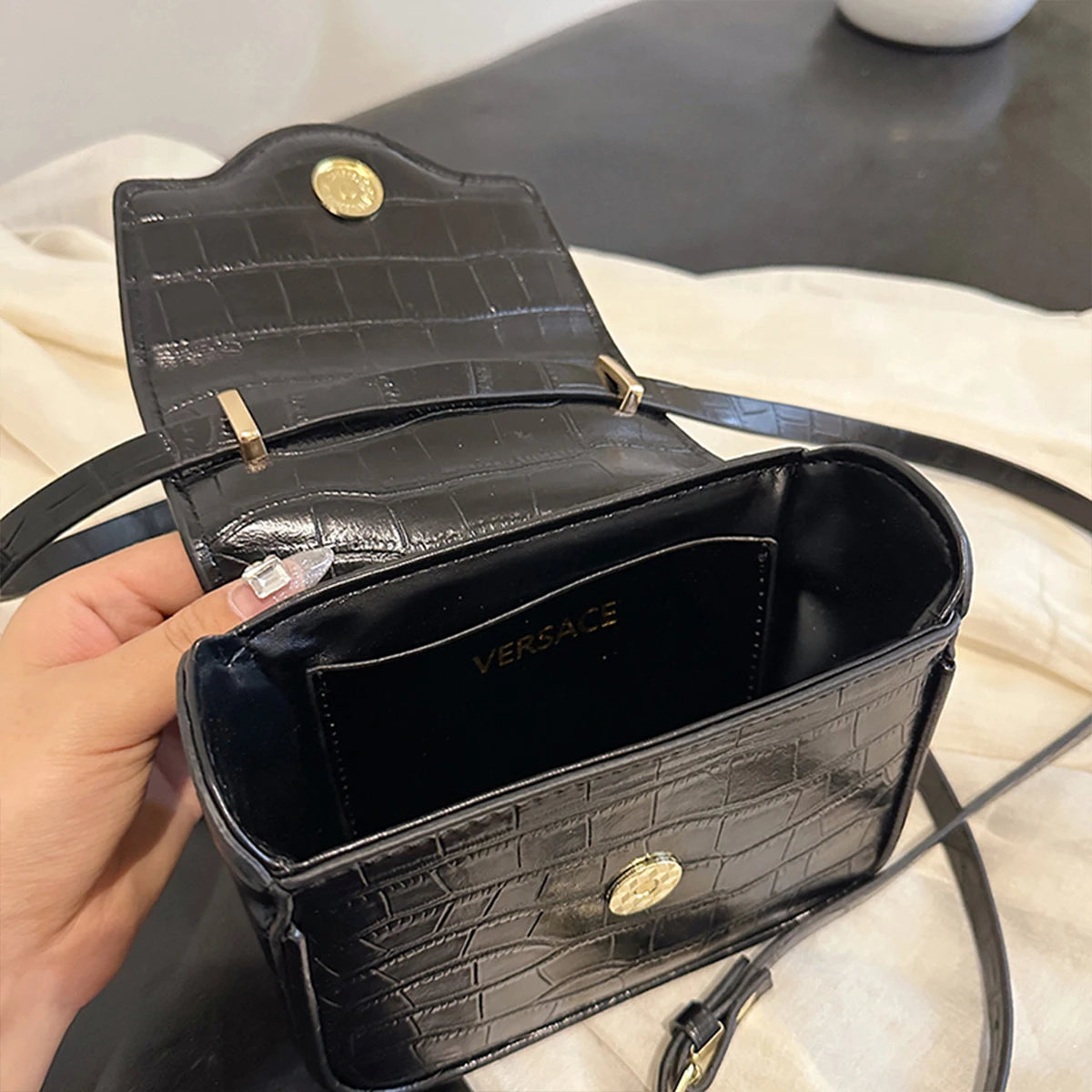 Mini Croc-Texture Crossbody Bag Gilded Medusa Logo PU Flap Magnetic Closure Chain Handle + Adjustable Strap for Daily Use