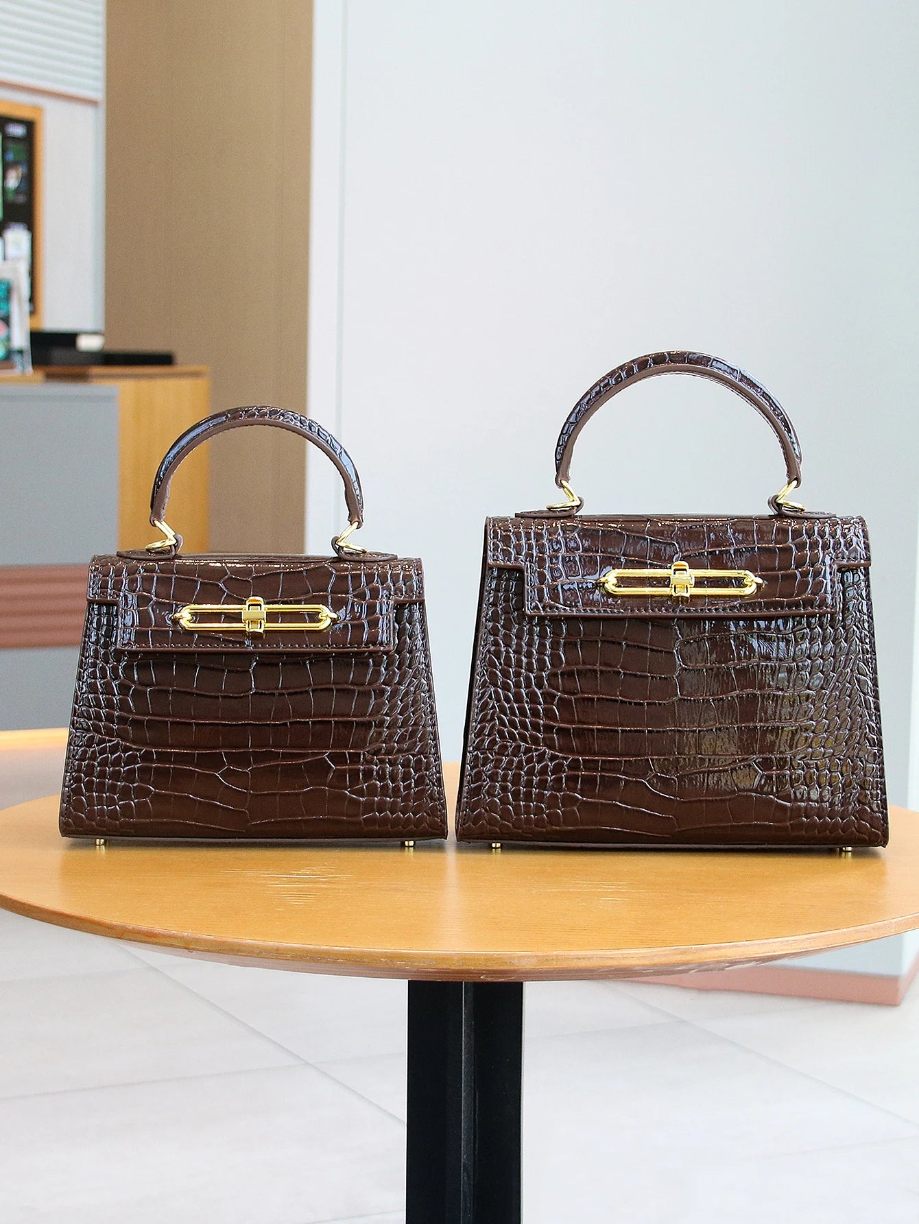 2026 high-end portable fashion handbag temperament bag crocodile pattern handbag OL commuter Joker work bag light luxury stereot